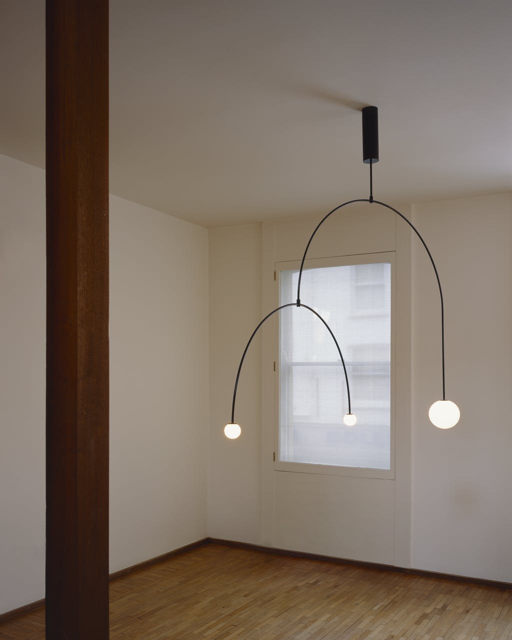 Lámpara de techo escultural con difusores de vidrio opalino, acabado en negro y latón, diseño de múltiples brazos para comedor, vestíbulo, lámpara de techo moderna