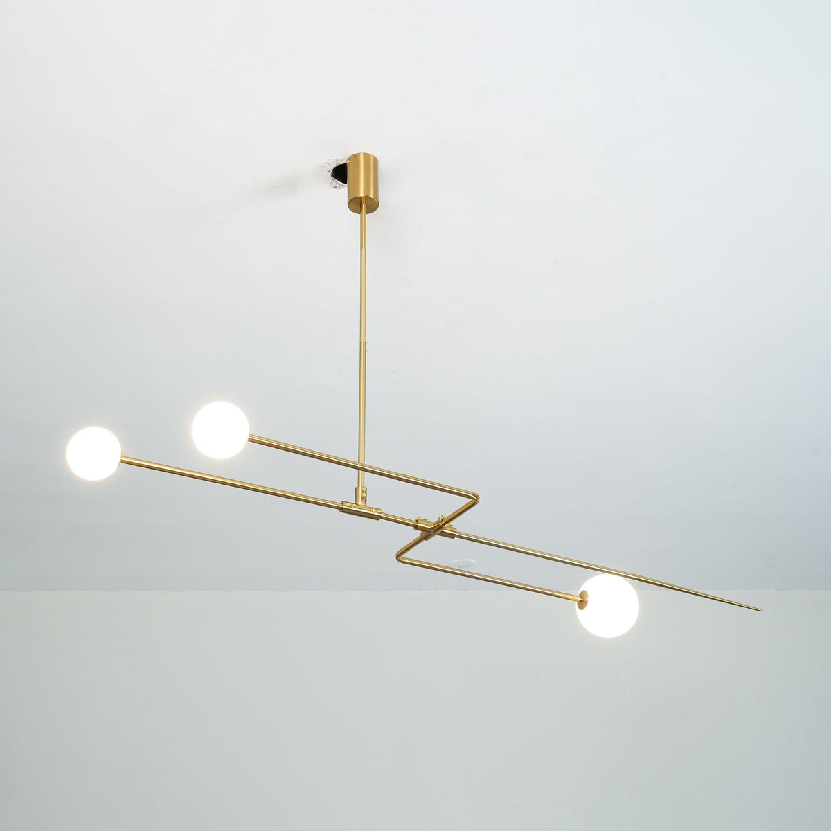 Lámpara de techo escultural con difusores de vidrio opalino, acabado en negro y latón, diseño de múltiples brazos para comedor, vestíbulo, lámpara de techo moderna