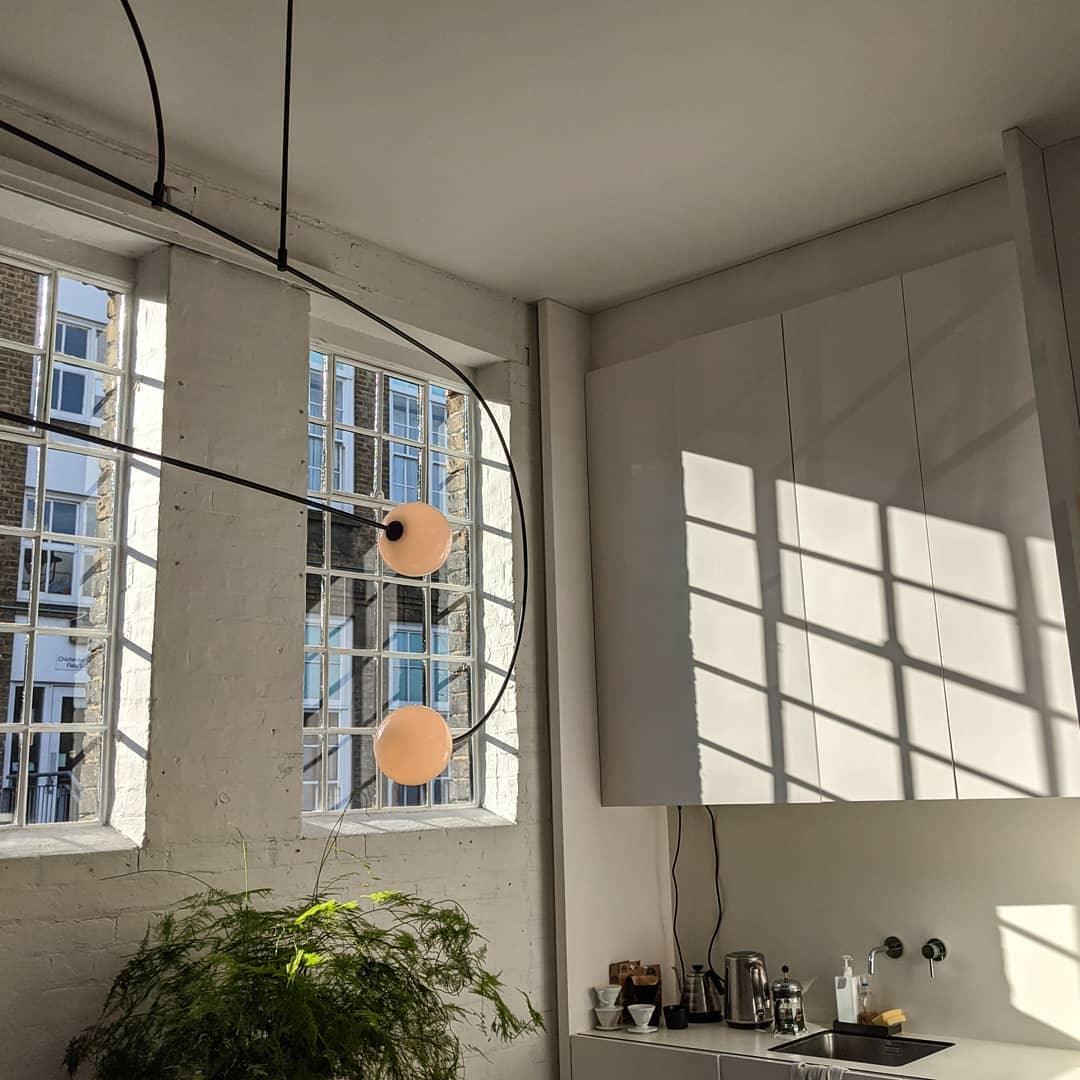 Lámpara de techo escultural con difusores de vidrio opalino, acabado en negro y latón, diseño de múltiples brazos para comedor, vestíbulo, lámpara de techo moderna