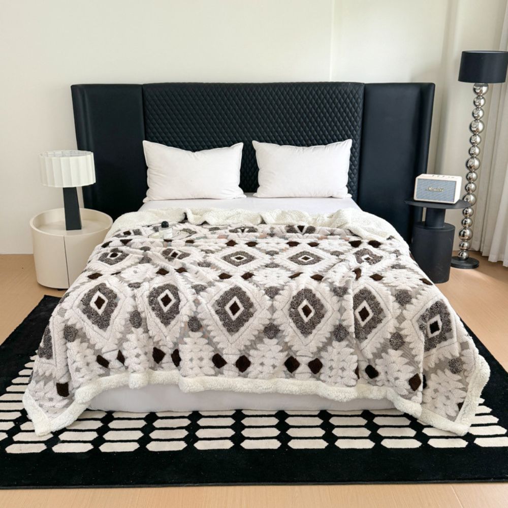 Diamond Pattern Two-Layer Microfiber Throw Blanket – Retro Style, Soft & Machine Washable for Bed, Couch & Chair