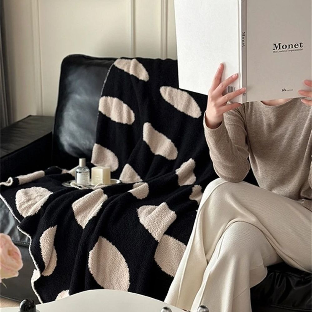 Circle-Print Fleece Throw Blanket – Reversible Black & White – 51×67 Inches