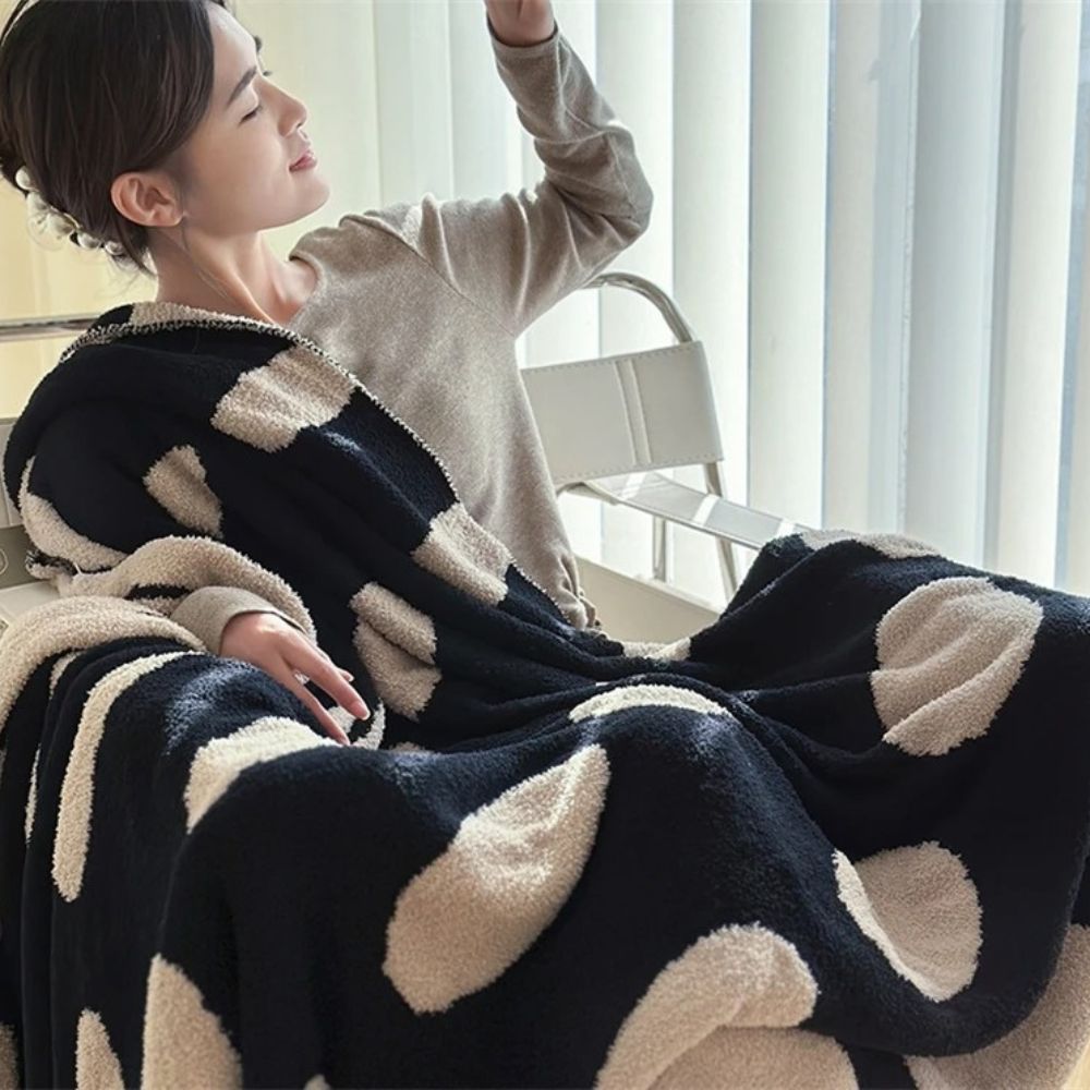 Circle-Print Fleece Throw Blanket – Reversible Black & White – 51×67 Inches