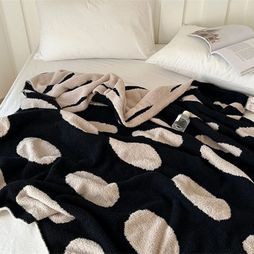 Circle-Print Fleece Throw Blanket – Reversible Black & White – 51×67 Inches