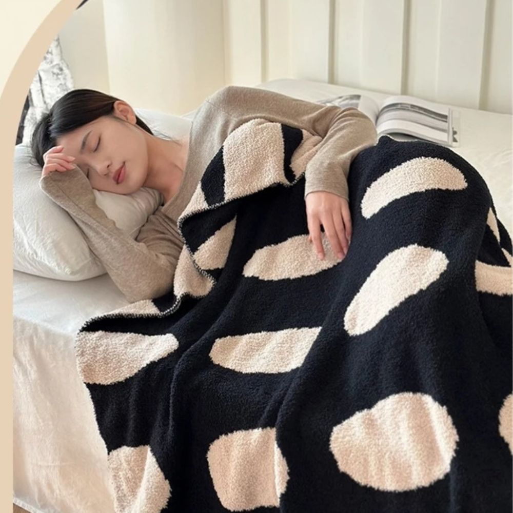 Circle-Print Fleece Throw Blanket – Reversible Black & White – 51×67 Inches