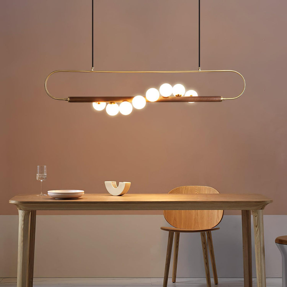Lineaire hanglamp 90 cm met matglazen bollen voor eettafel keukeneiland messing houtlook in hoogte verstelbaar 5-lichts | Thomler