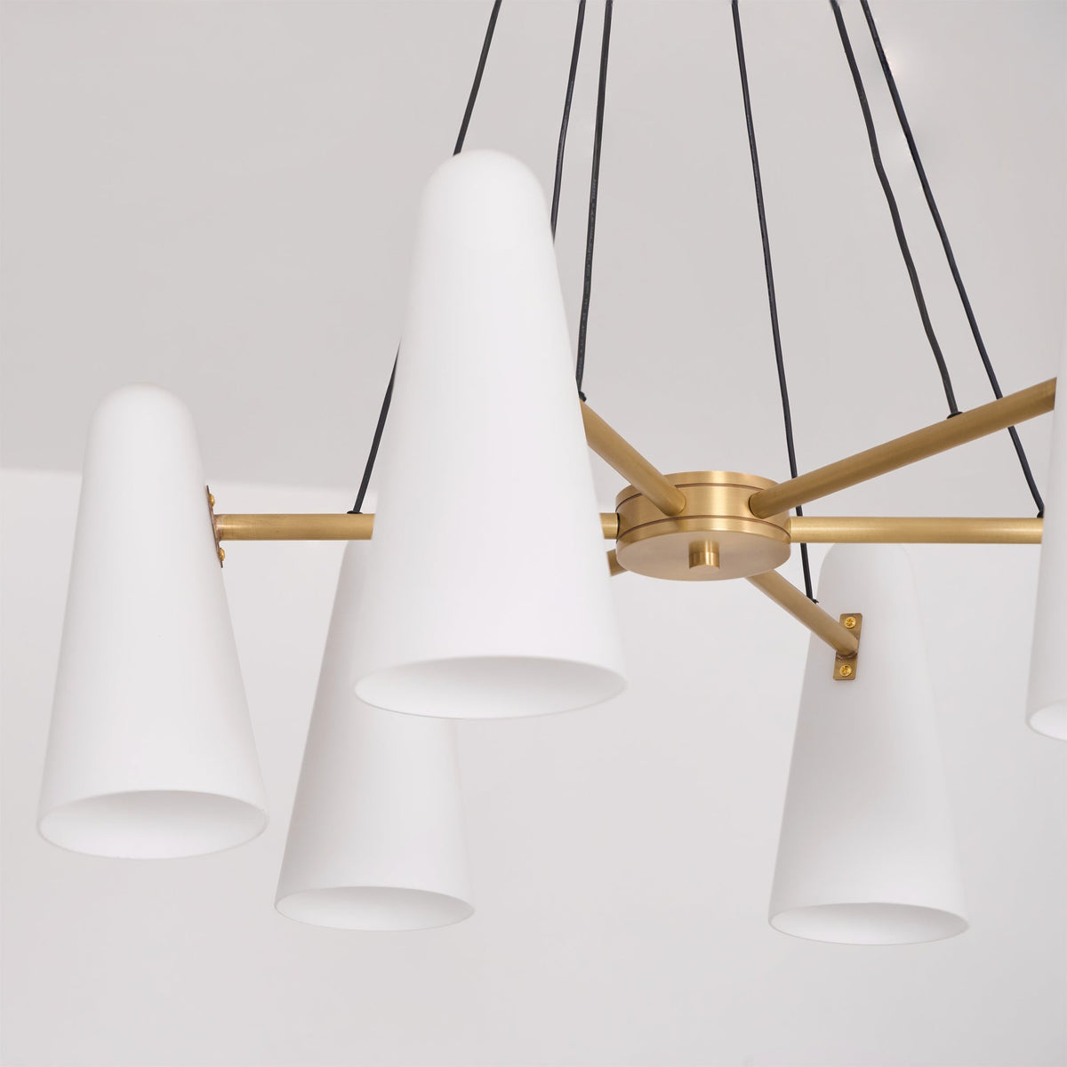 Plafondlamp met matglazen bollen in metalen frame voor eet- of woonkamer, 6 tot 8 armen, uitschuifbaar snoer | Thomler