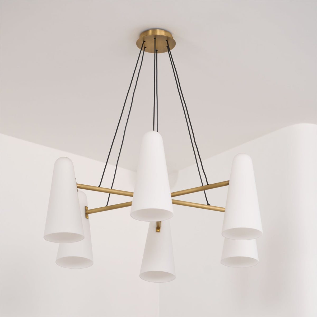 Plafondlamp met matglazen bollen in metalen frame voor eet- of woonkamer, 6 tot 8 armen, uitschuifbaar snoer | Thomler
