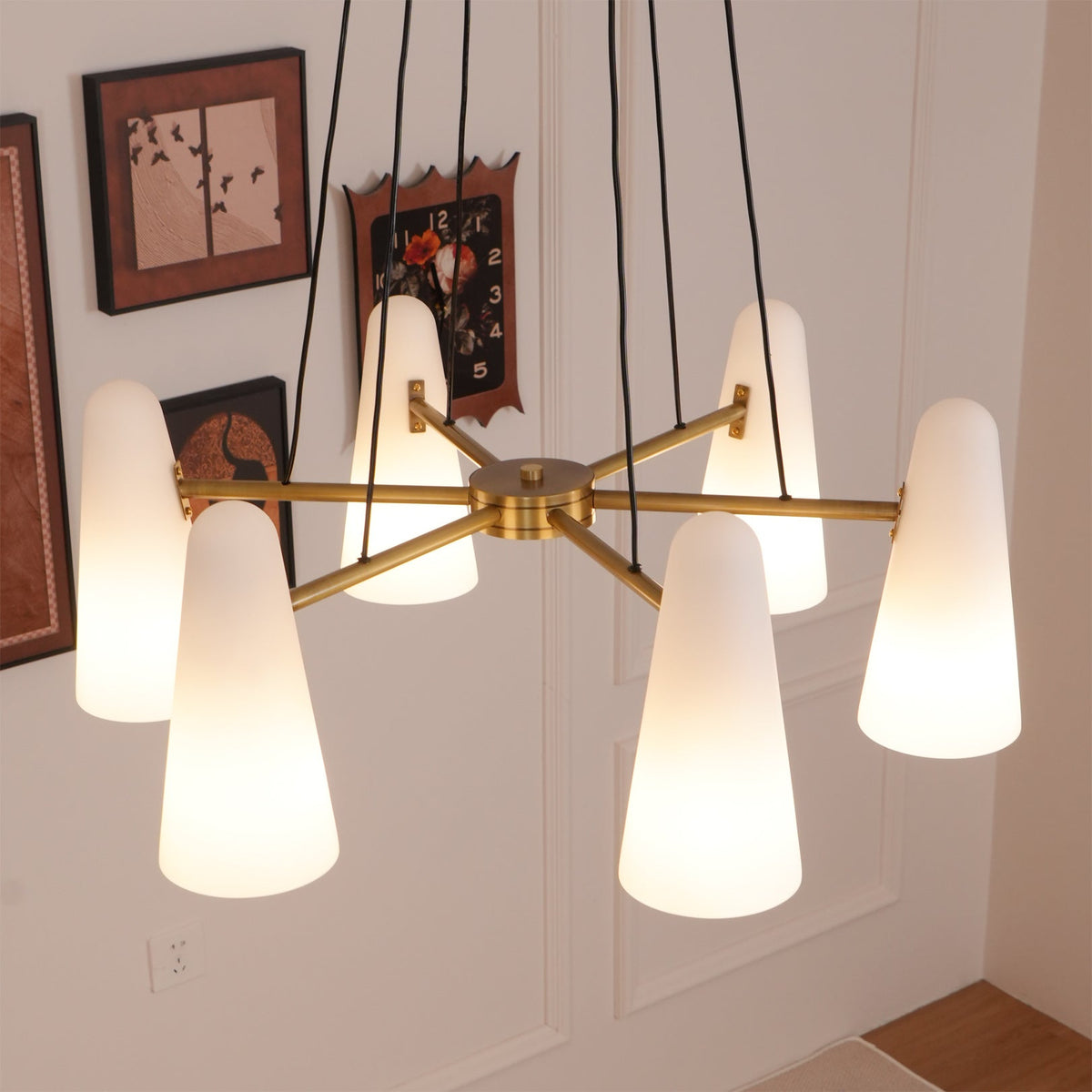 Plafondlamp met matglazen bollen in metalen frame voor eet- of woonkamer, 6 tot 8 armen, uitschuifbaar snoer | Thomler