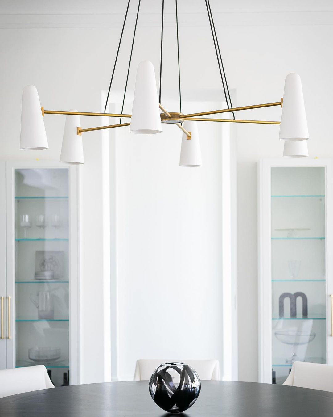 Plafondlamp met matglazen bollen in metalen frame voor eet- of woonkamer, 6 tot 8 armen, uitschuifbaar snoer | Thomler
