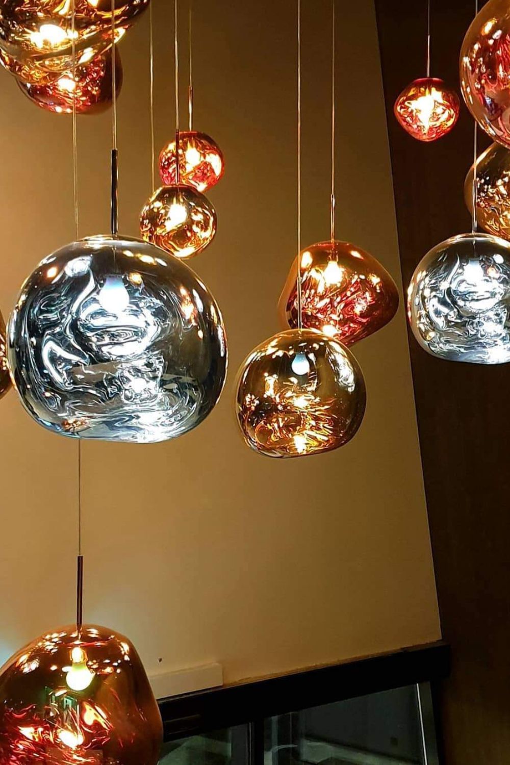 Reflektierende Globe-Pendelleuchte mit verstellbarer Abhängung | Metall-Hängelampe für Kücheninsel, Esszimmer und Wohnbereich | Verfügbar