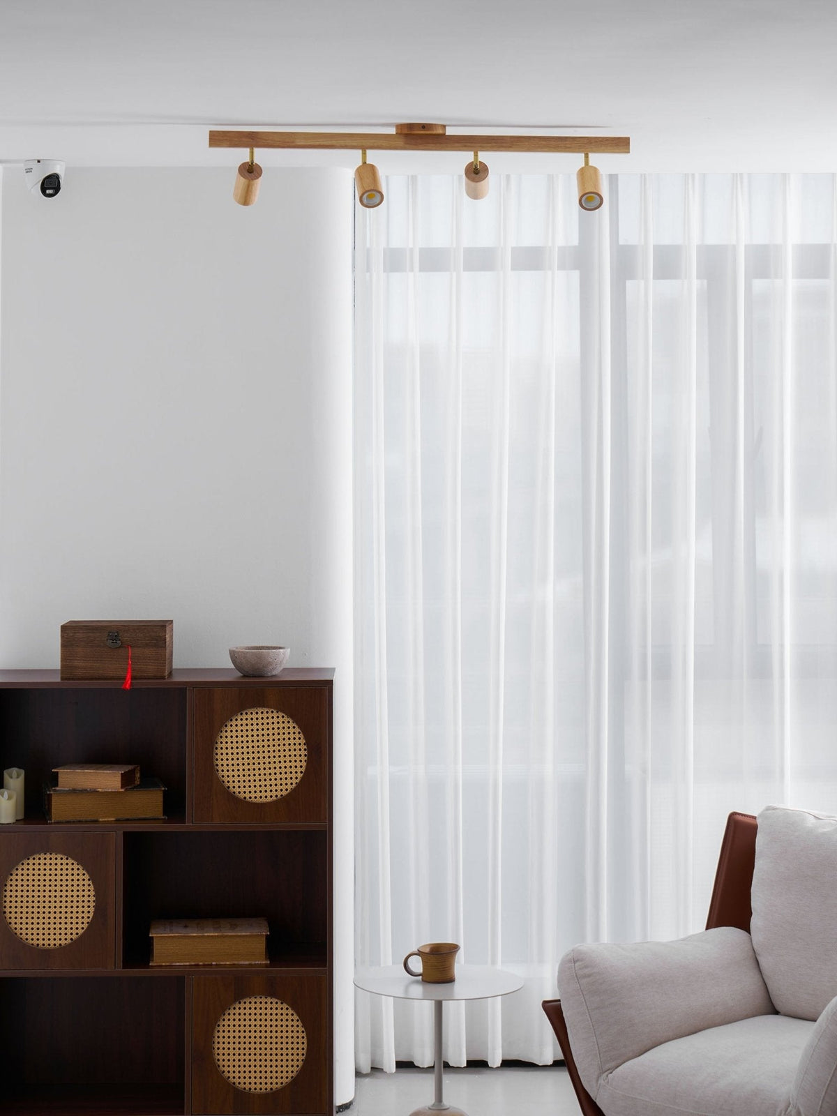 Foco de riel con múltiples cabezales y pantallas de madera para cocina, comedor y sala de estar | Lámpara LED ajustable para riel | Techo rústico de granja