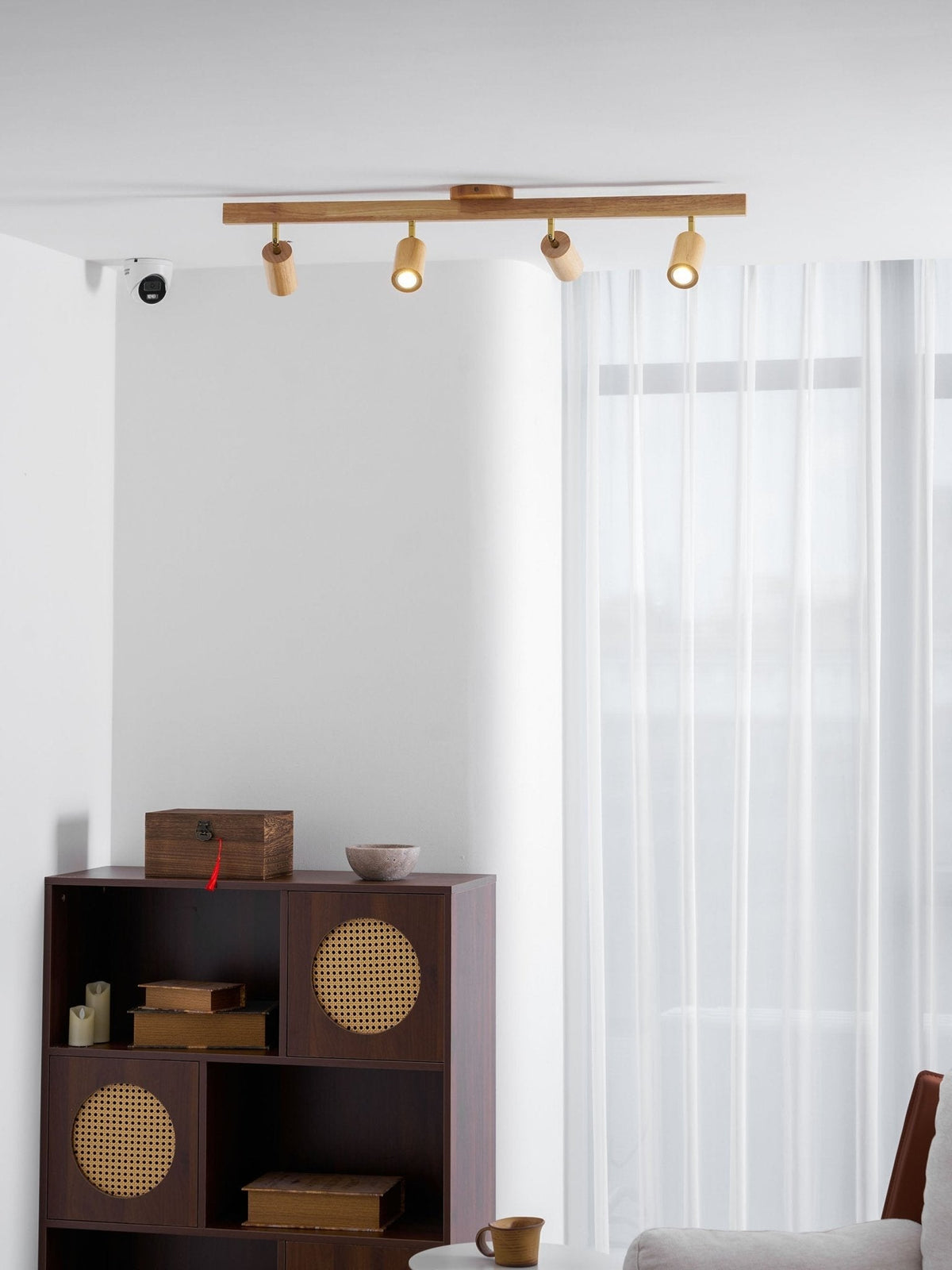 Foco de riel con múltiples cabezales y pantallas de madera para cocina, comedor y sala de estar | Lámpara LED ajustable para riel | Techo rústico de granja