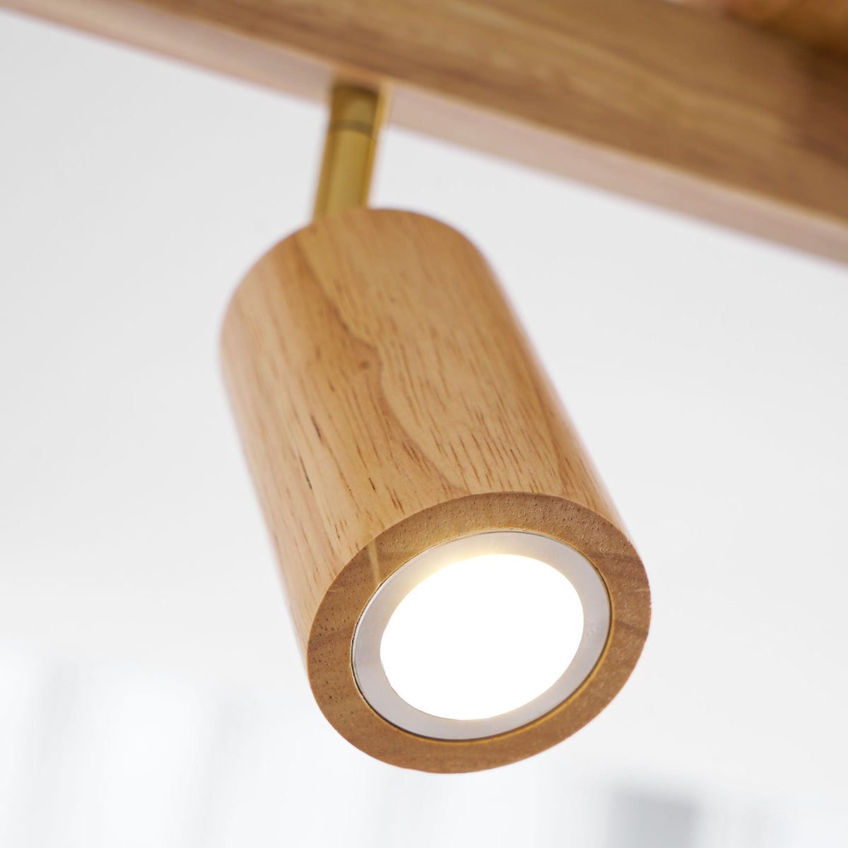 Foco de riel con múltiples cabezales y pantallas de madera para cocina, comedor y sala de estar | Lámpara LED ajustable para riel | Techo rústico de granja