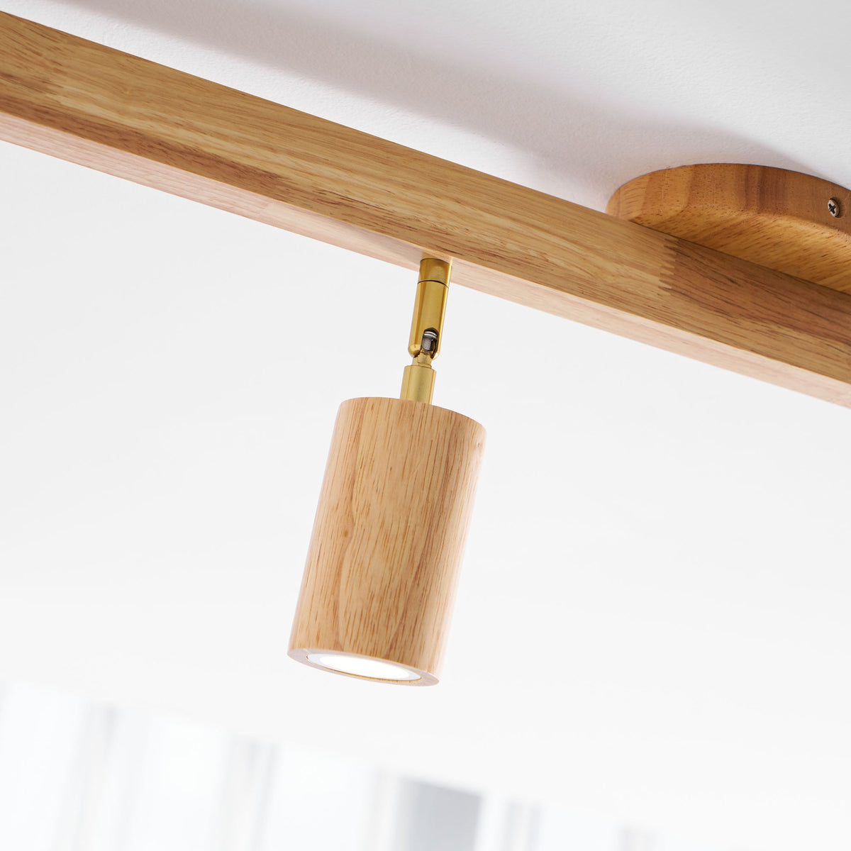 Foco de riel con múltiples cabezales y pantallas de madera para cocina, comedor y sala de estar | Lámpara LED ajustable para riel | Techo rústico de granja