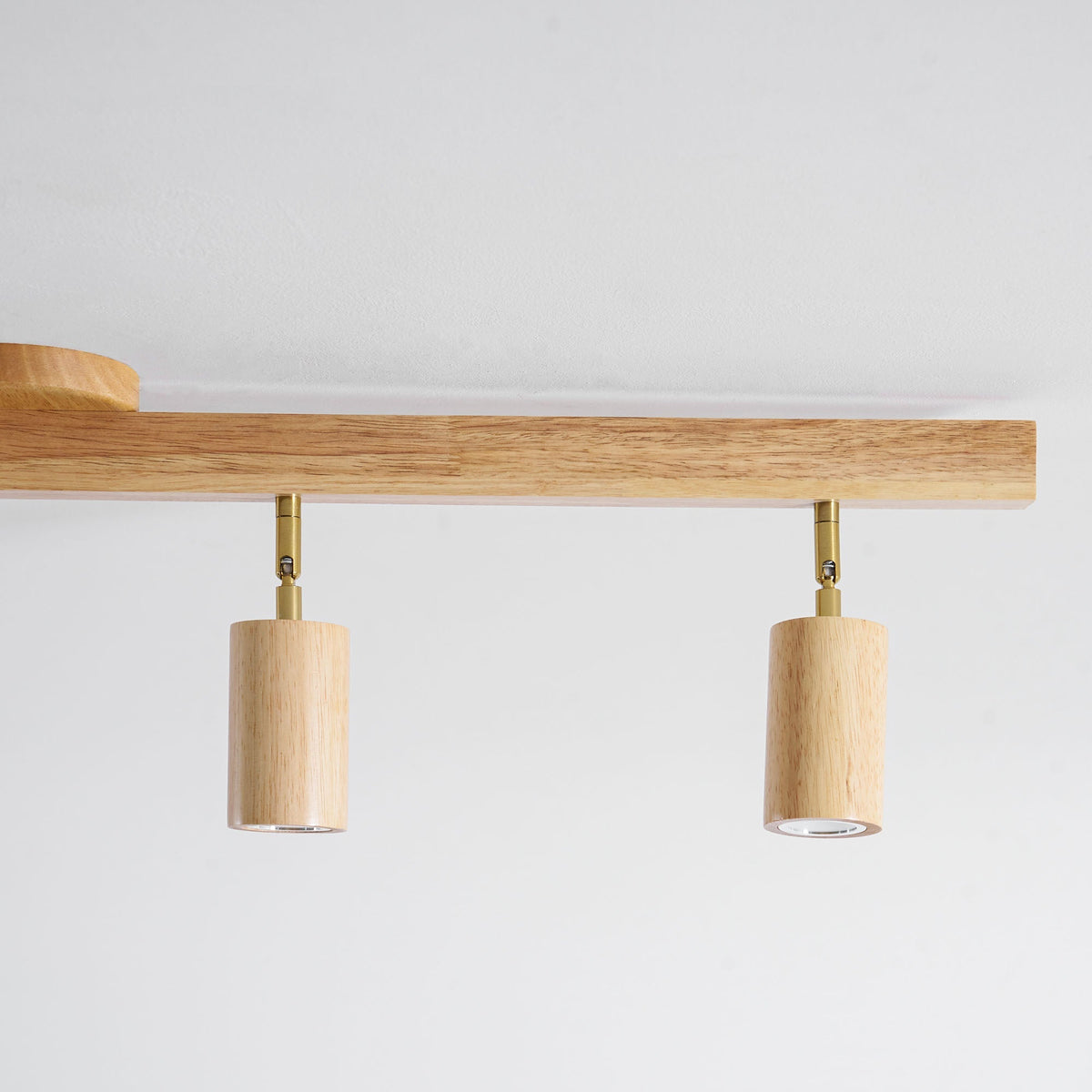 Foco de riel con múltiples cabezales y pantallas de madera para cocina, comedor y sala de estar | Lámpara LED ajustable para riel | Techo rústico de granja