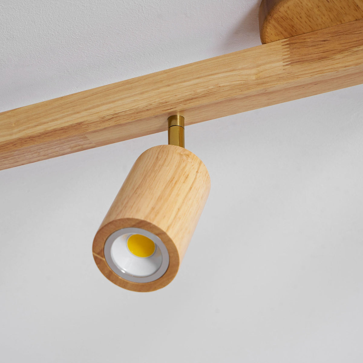 Foco de riel con múltiples cabezales y pantallas de madera para cocina, comedor y sala de estar | Lámpara LED ajustable para riel | Techo rústico de granja