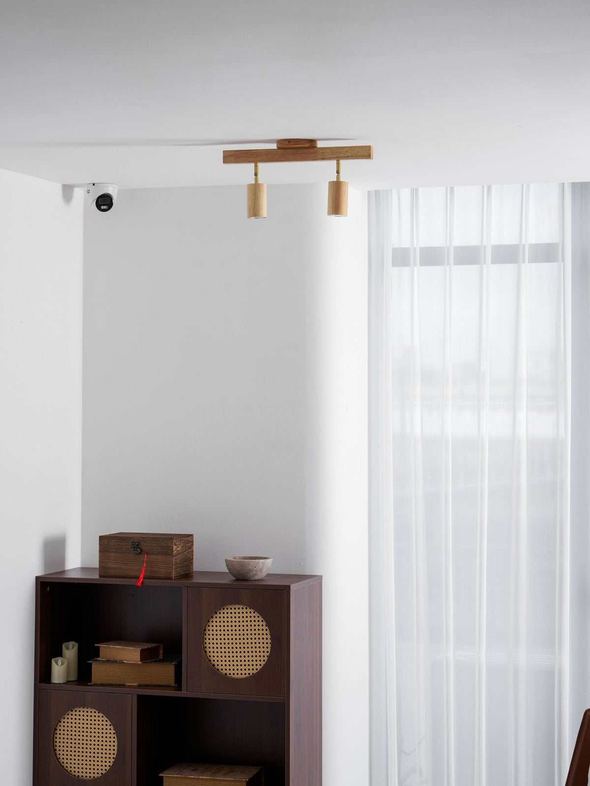 Foco de riel con múltiples cabezales y pantallas de madera para cocina, comedor y sala de estar | Lámpara LED ajustable para riel | Techo rústico de granja