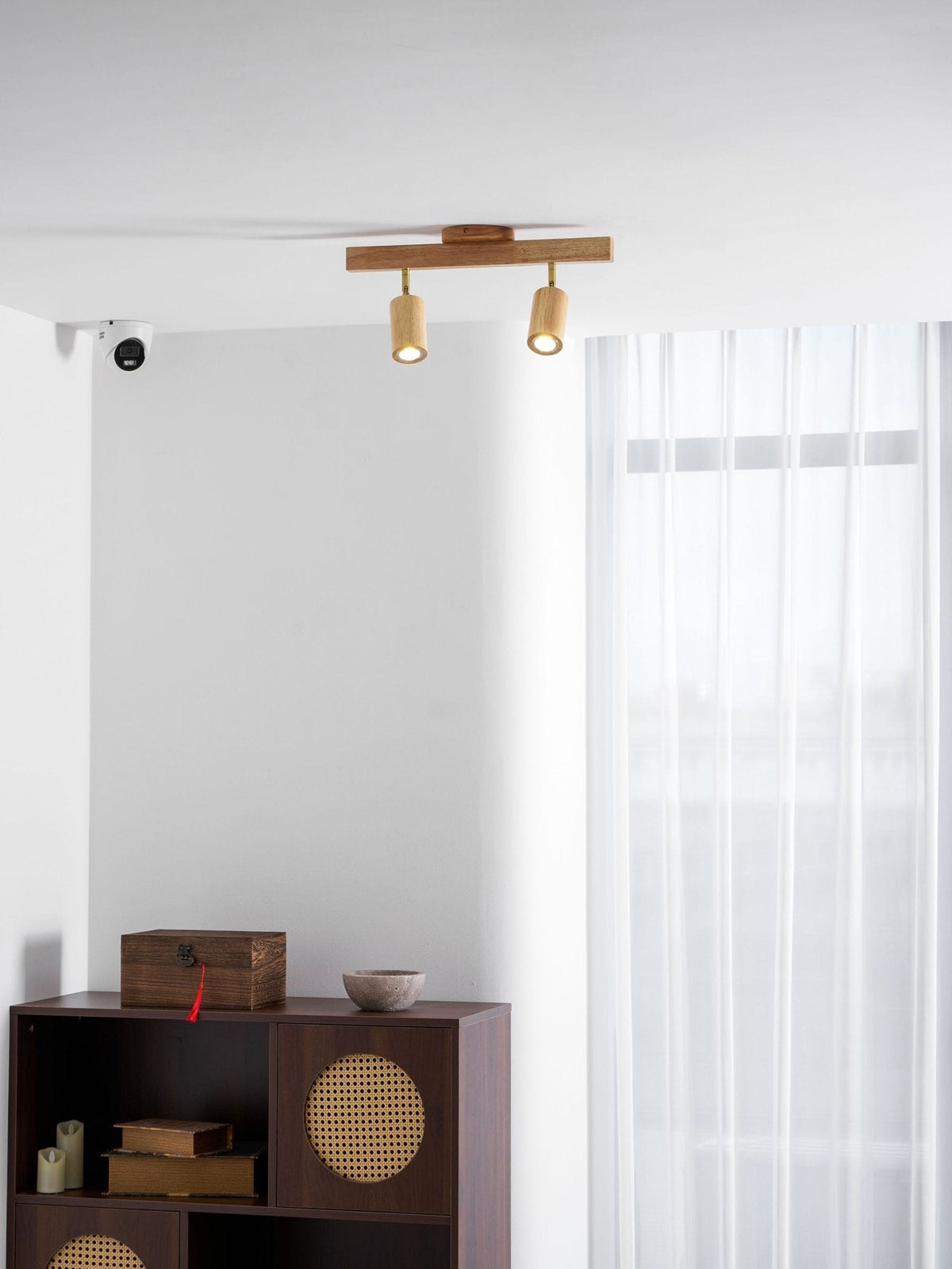 Foco de riel con múltiples cabezales y pantallas de madera para cocina, comedor y sala de estar | Lámpara LED ajustable para riel | Techo rústico de granja