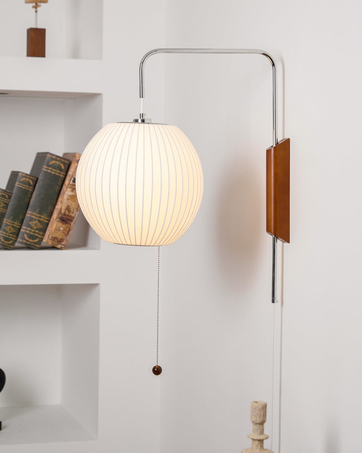 Wandleuchte mit Stecker, schwenkbarer Halterung & Milchglasschirm – 40,6 cm Höhe, 150 cm Kabel – Verstellbare Akzentbeleuchtung für Schlaf- & Wohnzimmer | Thomler