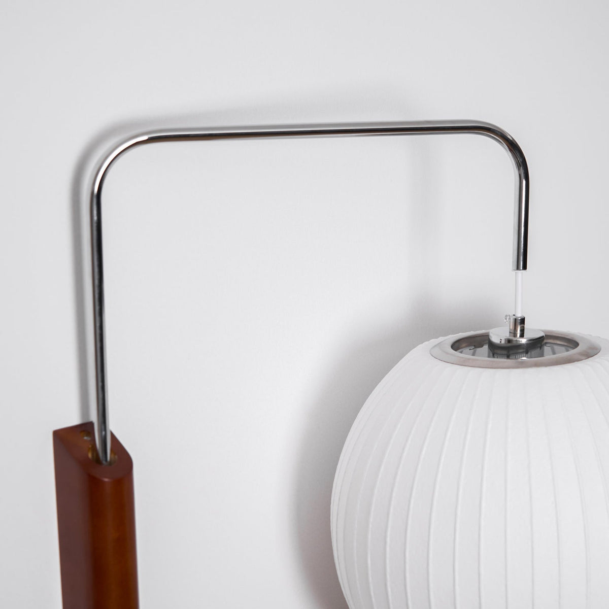 Wandleuchte mit Stecker, schwenkbarer Halterung & Milchglasschirm – 40,6 cm Höhe, 150 cm Kabel – Verstellbare Akzentbeleuchtung für Schlaf- & Wohnzimmer | Thomler