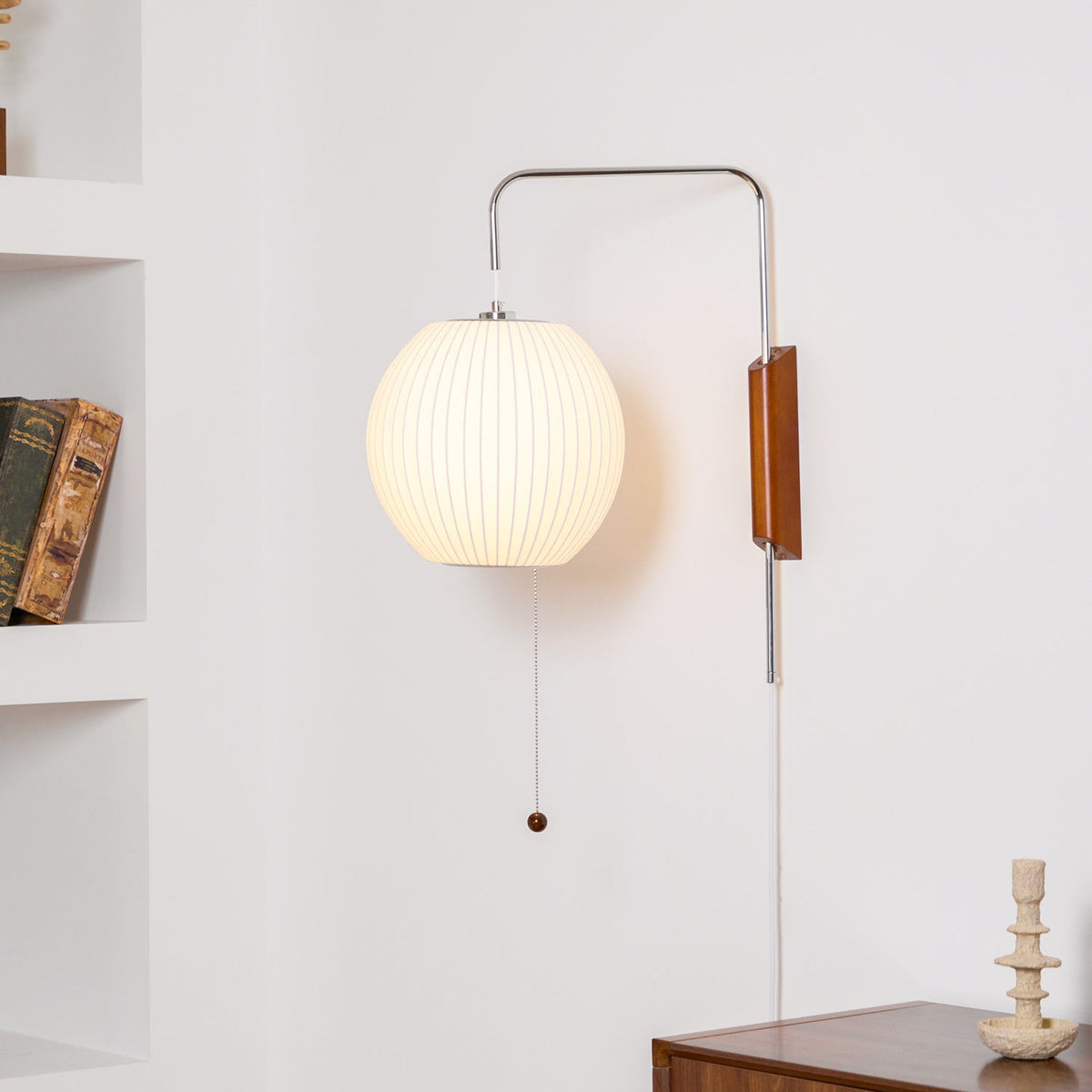 Wandleuchte mit Stecker, schwenkbarer Halterung & Milchglasschirm – 40,6 cm Höhe, 150 cm Kabel – Verstellbare Akzentbeleuchtung für Schlaf- & Wohnzimmer | Thomler