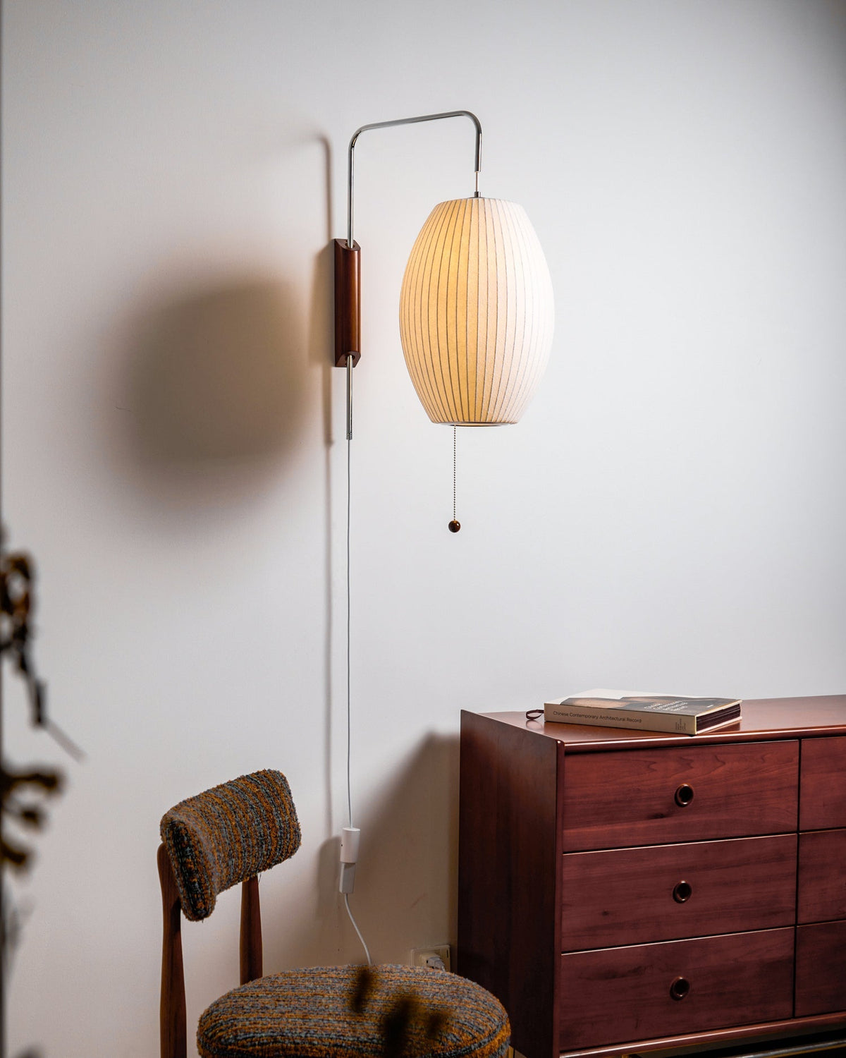 Wandleuchte mit Stecker, schwenkbarer Halterung & Milchglasschirm – 40,6 cm Höhe, 150 cm Kabel – Verstellbare Akzentbeleuchtung für Schlaf- & Wohnzimmer | Thomler