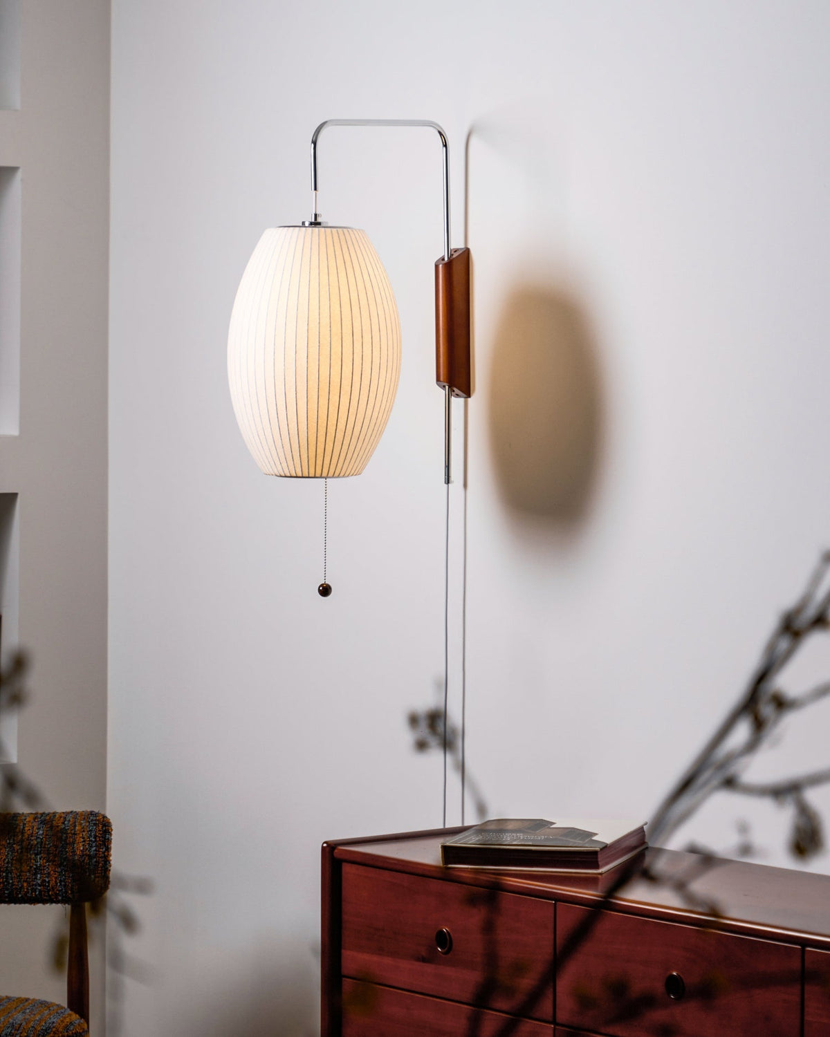 Wandleuchte mit Stecker, schwenkbarer Halterung & Milchglasschirm – 40,6 cm Höhe, 150 cm Kabel – Verstellbare Akzentbeleuchtung für Schlaf- & Wohnzimmer | Thomler