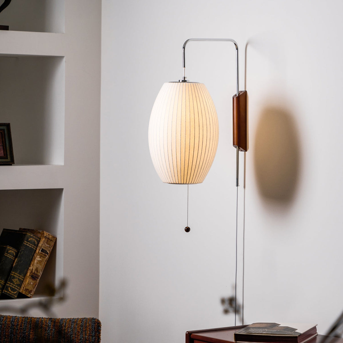 Wandleuchte mit Stecker, schwenkbarer Halterung & Milchglasschirm – 40,6 cm Höhe, 150 cm Kabel – Verstellbare Akzentbeleuchtung für Schlaf- & Wohnzimmer | Thomler