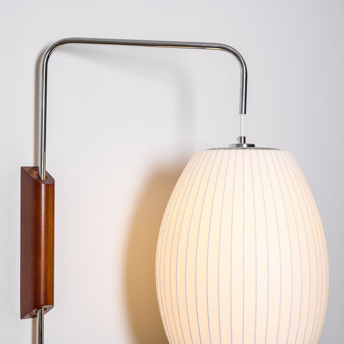 Wandleuchte mit Stecker, schwenkbarer Halterung & Milchglasschirm – 40,6 cm Höhe, 150 cm Kabel – Verstellbare Akzentbeleuchtung für Schlaf- & Wohnzimmer | Thomler