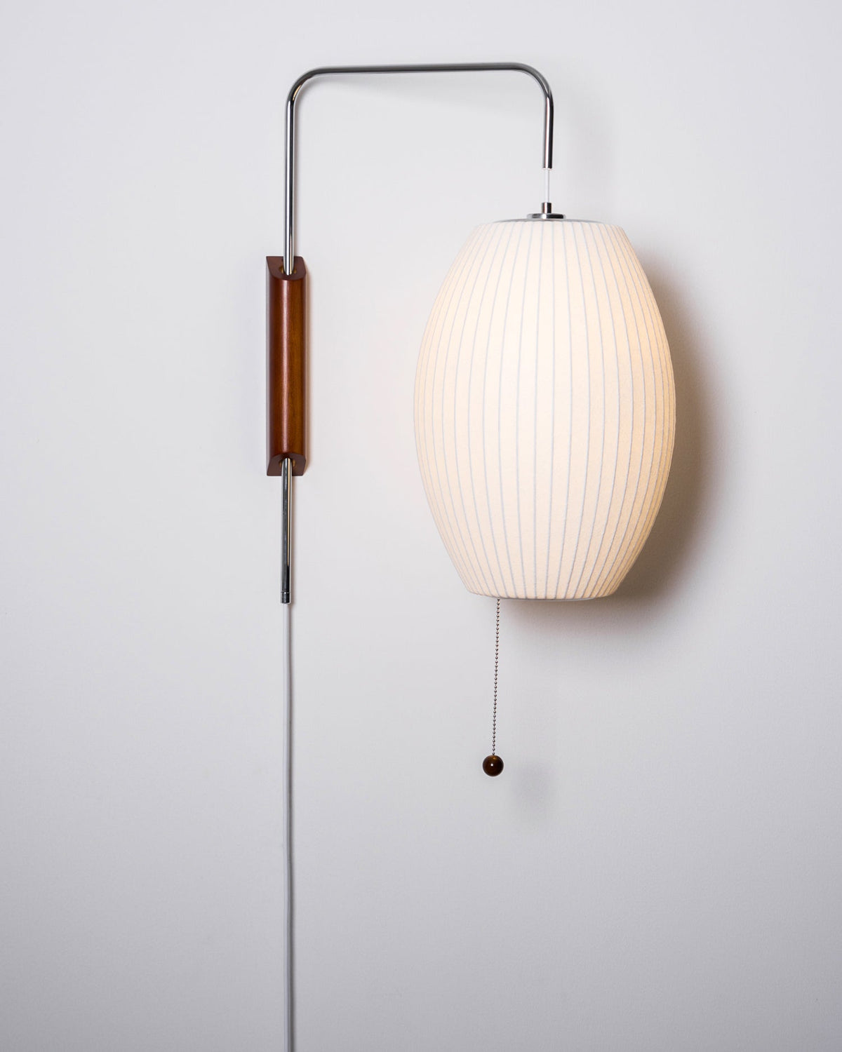 Wandleuchte mit Stecker, schwenkbarer Halterung & Milchglasschirm – 40,6 cm Höhe, 150 cm Kabel – Verstellbare Akzentbeleuchtung für Schlaf- & Wohnzimmer | Thomler