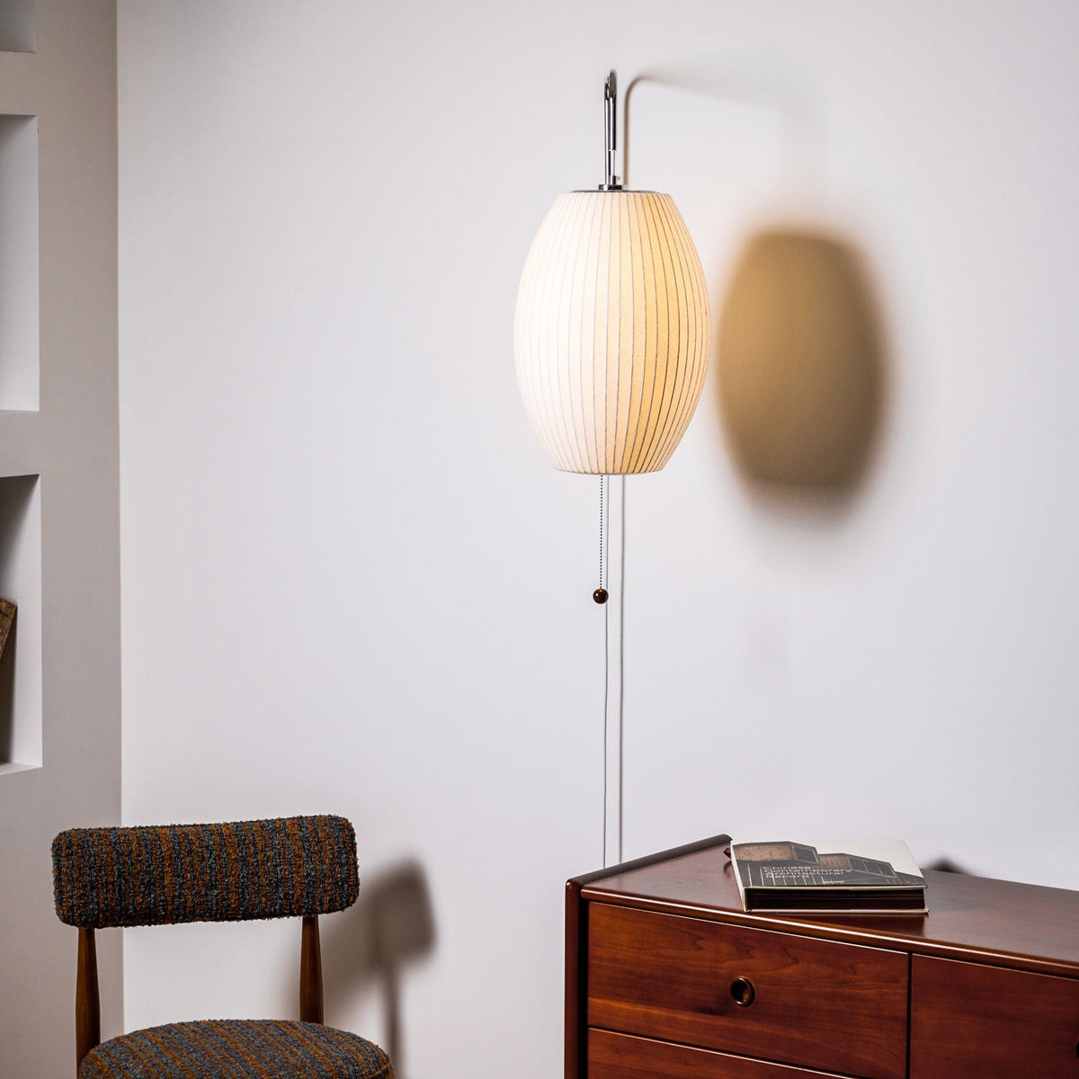 Wandleuchte mit Stecker, schwenkbarer Halterung & Milchglasschirm – 40,6 cm Höhe, 150 cm Kabel – Verstellbare Akzentbeleuchtung für Schlaf- & Wohnzimmer | Thomler