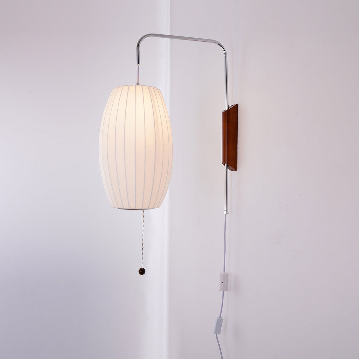Wandleuchte mit Stecker, schwenkbarer Halterung & Milchglasschirm – 40,6 cm Höhe, 150 cm Kabel – Verstellbare Akzentbeleuchtung für Schlaf- & Wohnzimmer | Thomler