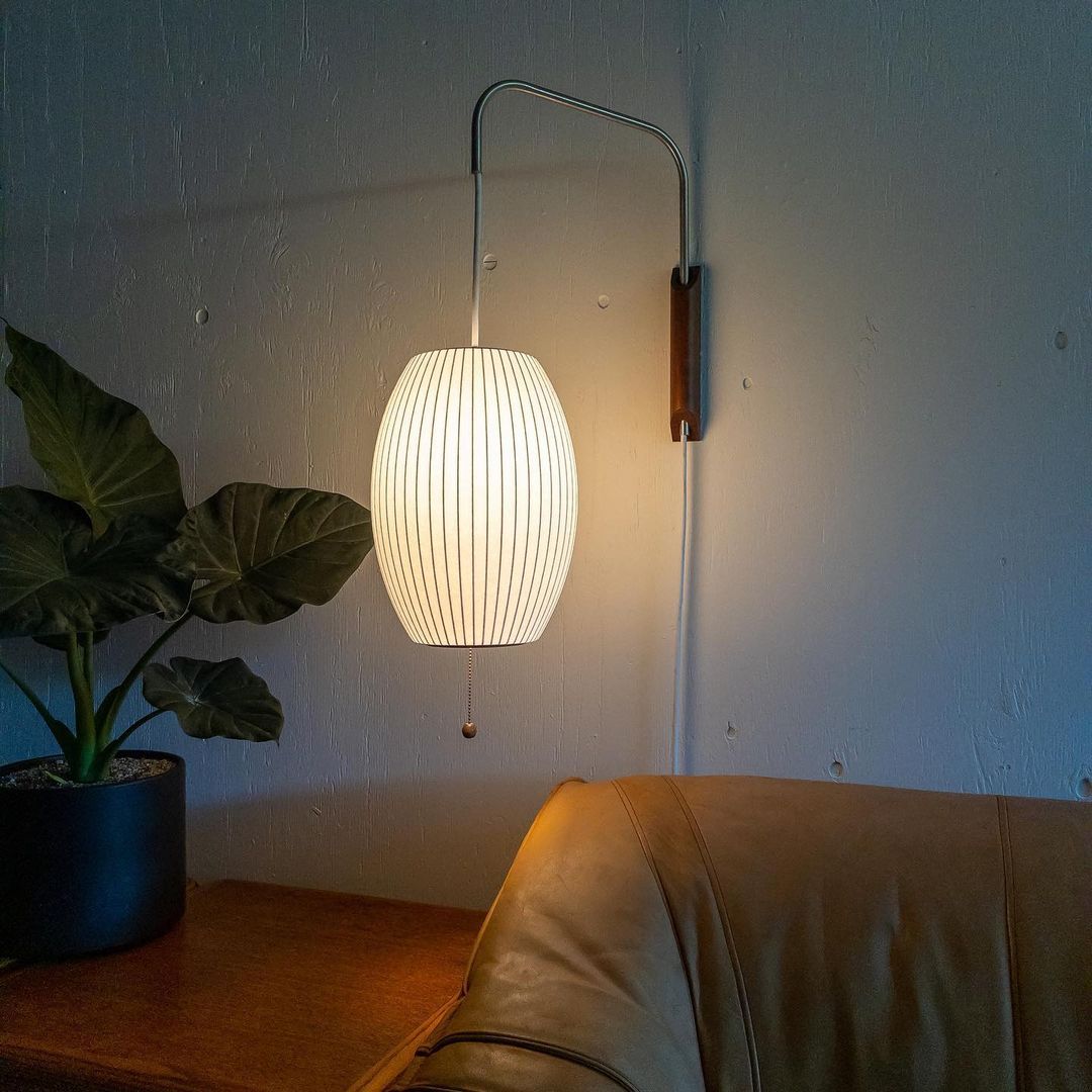 Wandleuchte mit Stecker, schwenkbarer Halterung & Milchglasschirm – 40,6 cm Höhe, 150 cm Kabel – Verstellbare Akzentbeleuchtung für Schlaf- & Wohnzimmer | Thomler