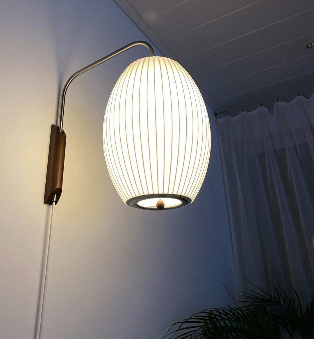 Wandleuchte mit Stecker, schwenkbarer Halterung & Milchglasschirm – 40,6 cm Höhe, 150 cm Kabel – Verstellbare Akzentbeleuchtung für Schlaf- & Wohnzimmer | Thomler