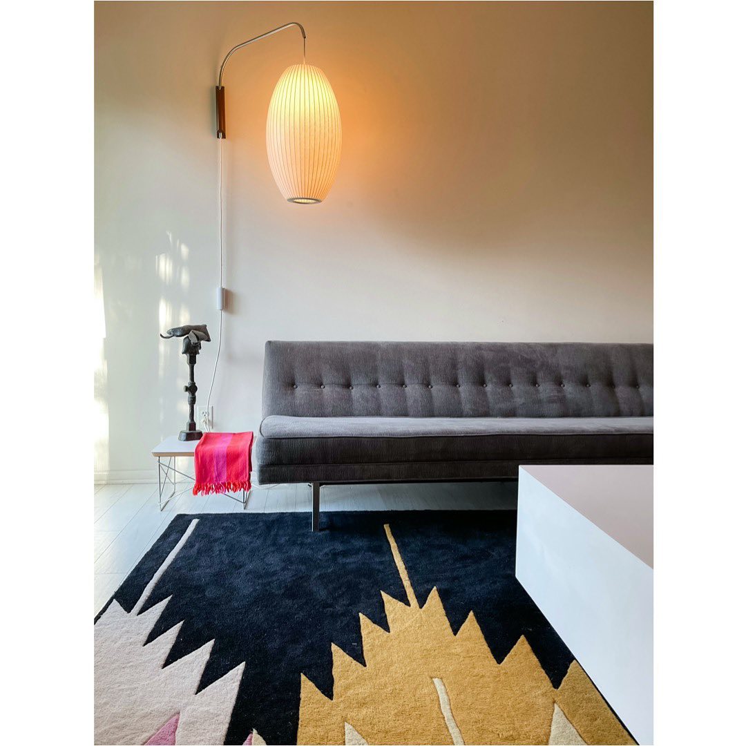 Wandleuchte mit Stecker, schwenkbarer Halterung & Milchglasschirm – 40,6 cm Höhe, 150 cm Kabel – Verstellbare Akzentbeleuchtung für Schlaf- & Wohnzimmer | Thomler