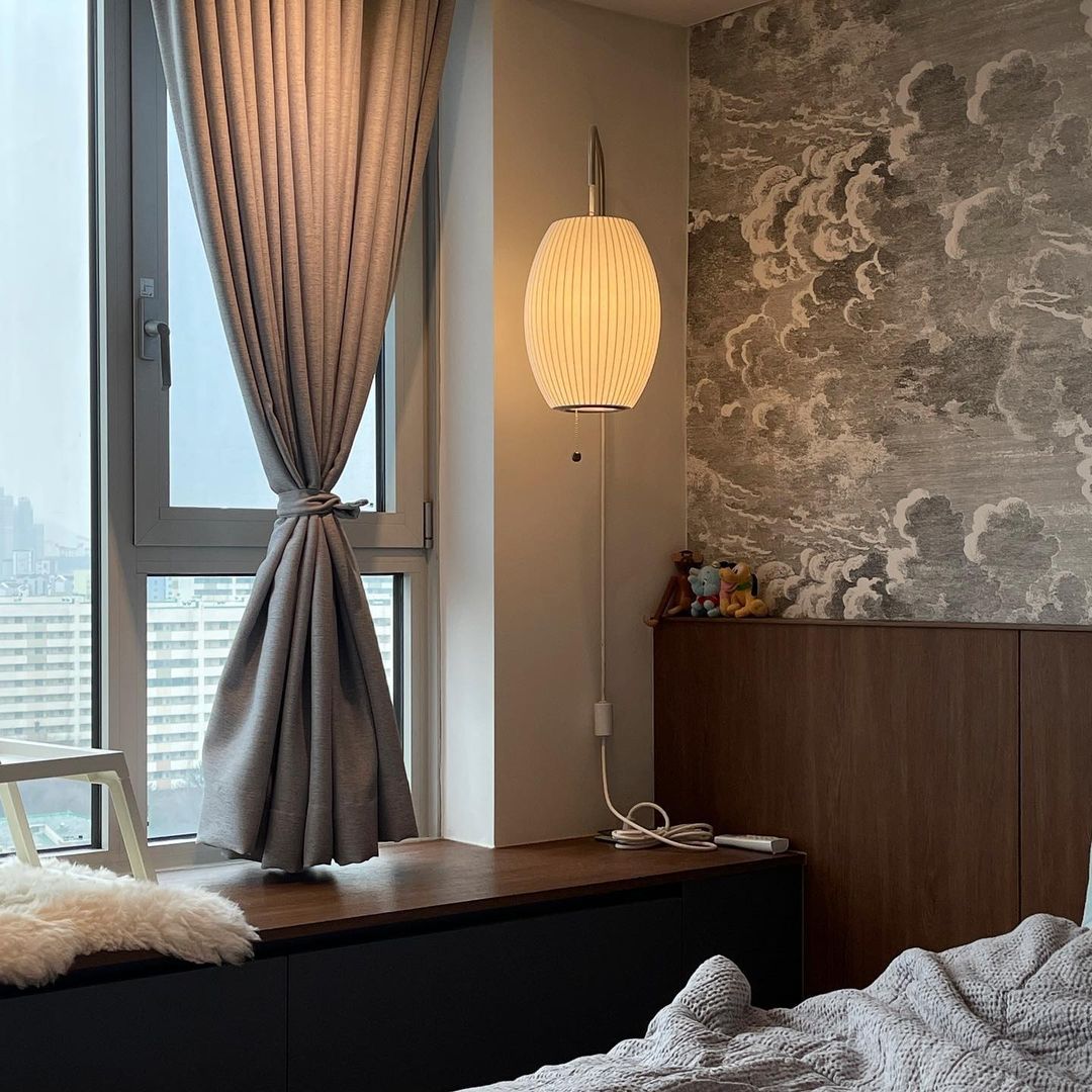 Wandleuchte mit Stecker, schwenkbarer Halterung & Milchglasschirm – 40,6 cm Höhe, 150 cm Kabel – Verstellbare Akzentbeleuchtung für Schlaf- & Wohnzimmer | Thomler