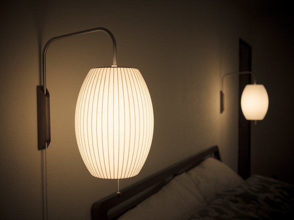 Wandleuchte mit Stecker, schwenkbarer Halterung & Milchglasschirm – 40,6 cm Höhe, 150 cm Kabel – Verstellbare Akzentbeleuchtung für Schlaf- & Wohnzimmer | Thomler