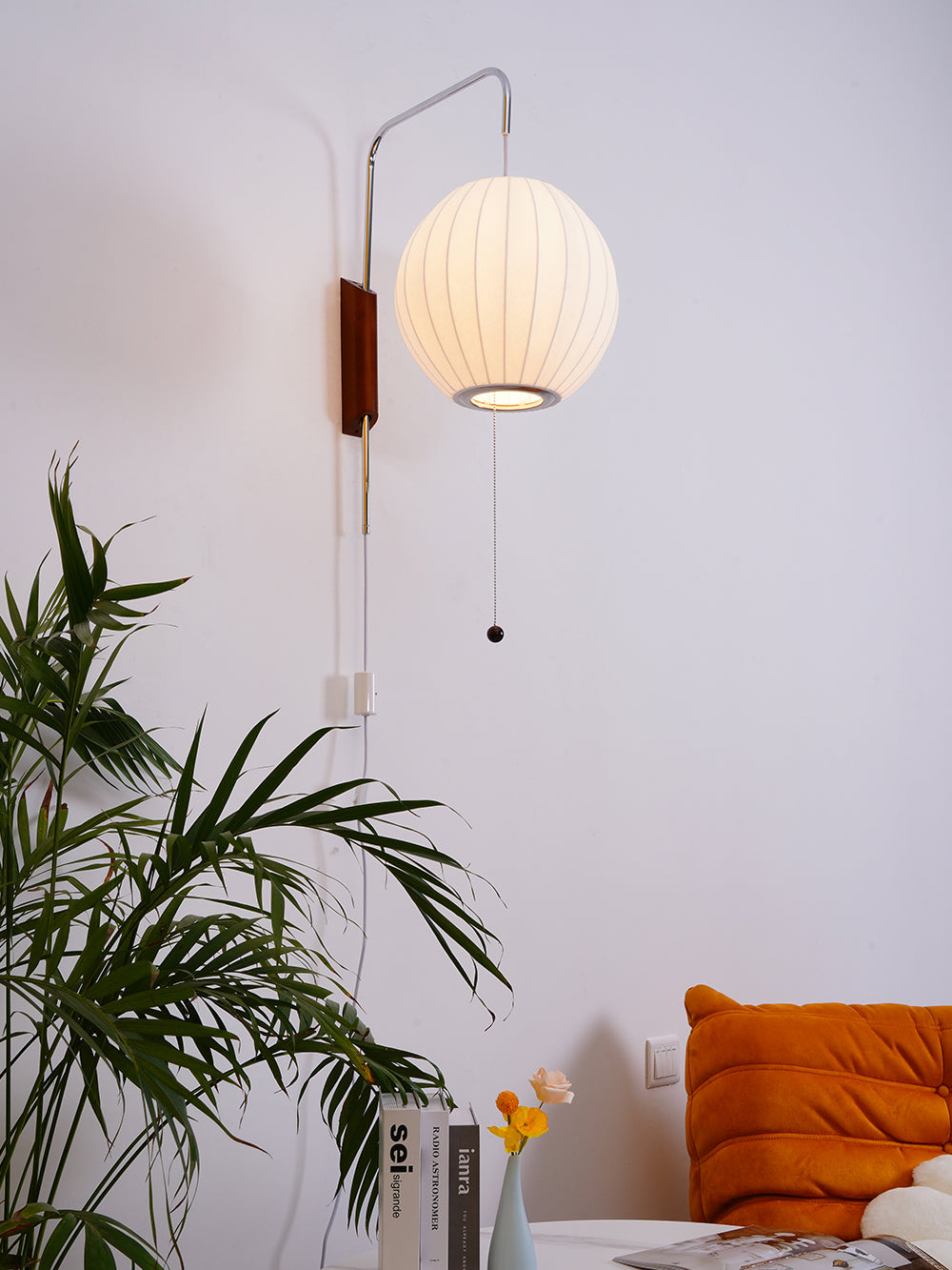 Wandleuchte mit Stecker, schwenkbarer Halterung & Milchglasschirm – 40,6 cm Höhe, 150 cm Kabel – Verstellbare Akzentbeleuchtung für Schlaf- & Wohnzimmer | Thomler