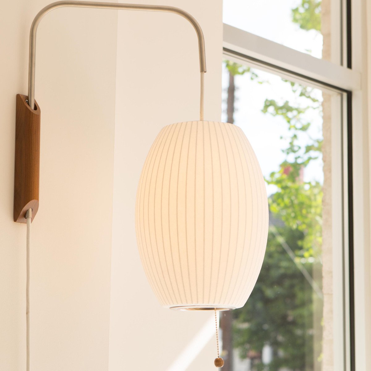 Wandleuchte mit Stecker, schwenkbarer Halterung & Milchglasschirm – 40,6 cm Höhe, 150 cm Kabel – Verstellbare Akzentbeleuchtung für Schlaf- & Wohnzimmer | Thomler