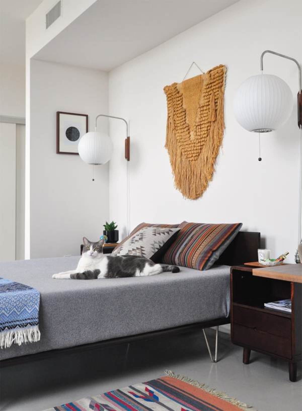 Wandleuchte mit Stecker, schwenkbarer Halterung & Milchglasschirm – 40,6 cm Höhe, 150 cm Kabel – Verstellbare Akzentbeleuchtung für Schlaf- & Wohnzimmer | Thomler