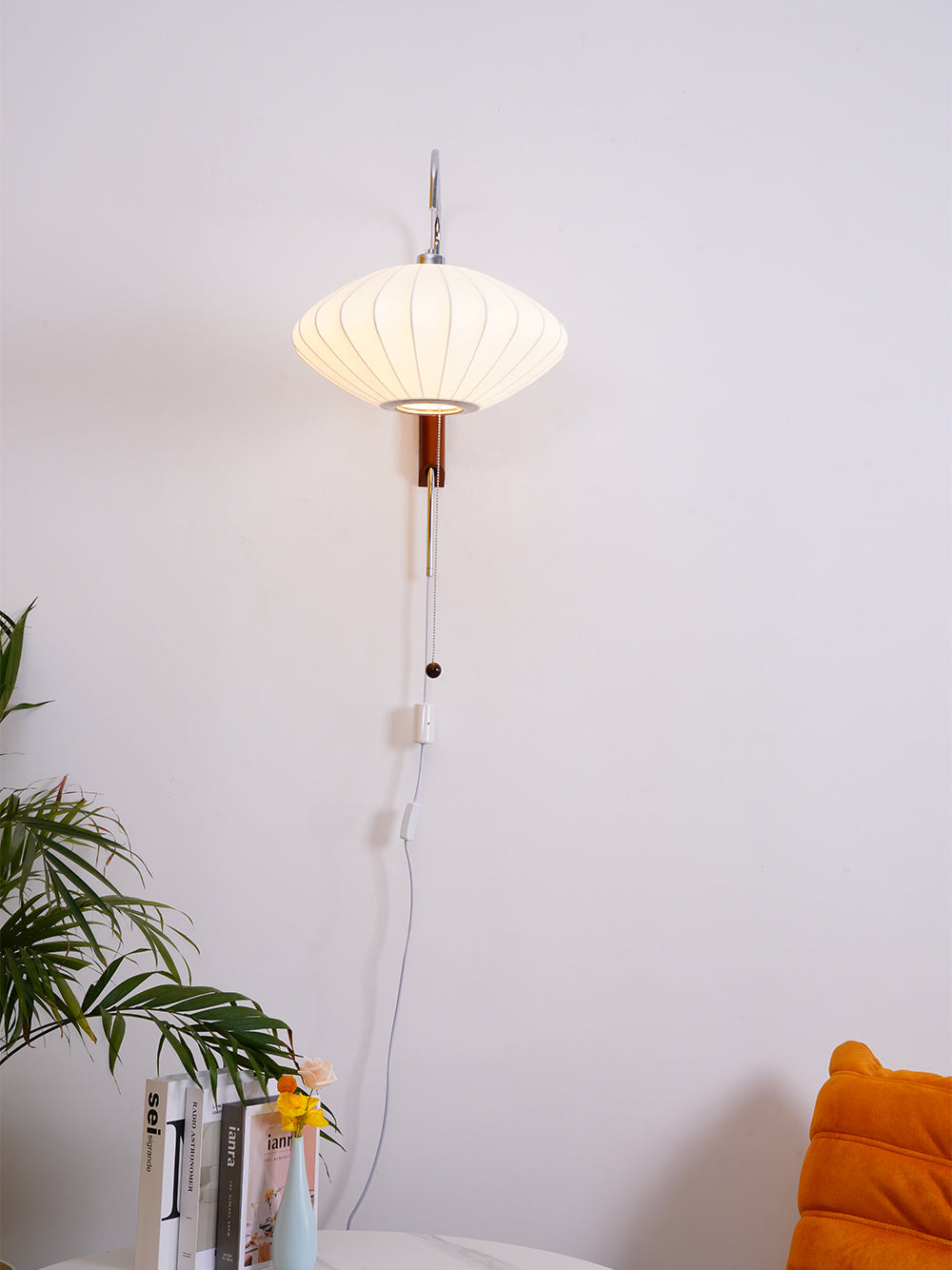 Wandleuchte mit Stecker, schwenkbarer Halterung & Milchglasschirm – 40,6 cm Höhe, 150 cm Kabel – Verstellbare Akzentbeleuchtung für Schlaf- & Wohnzimmer | Thomler