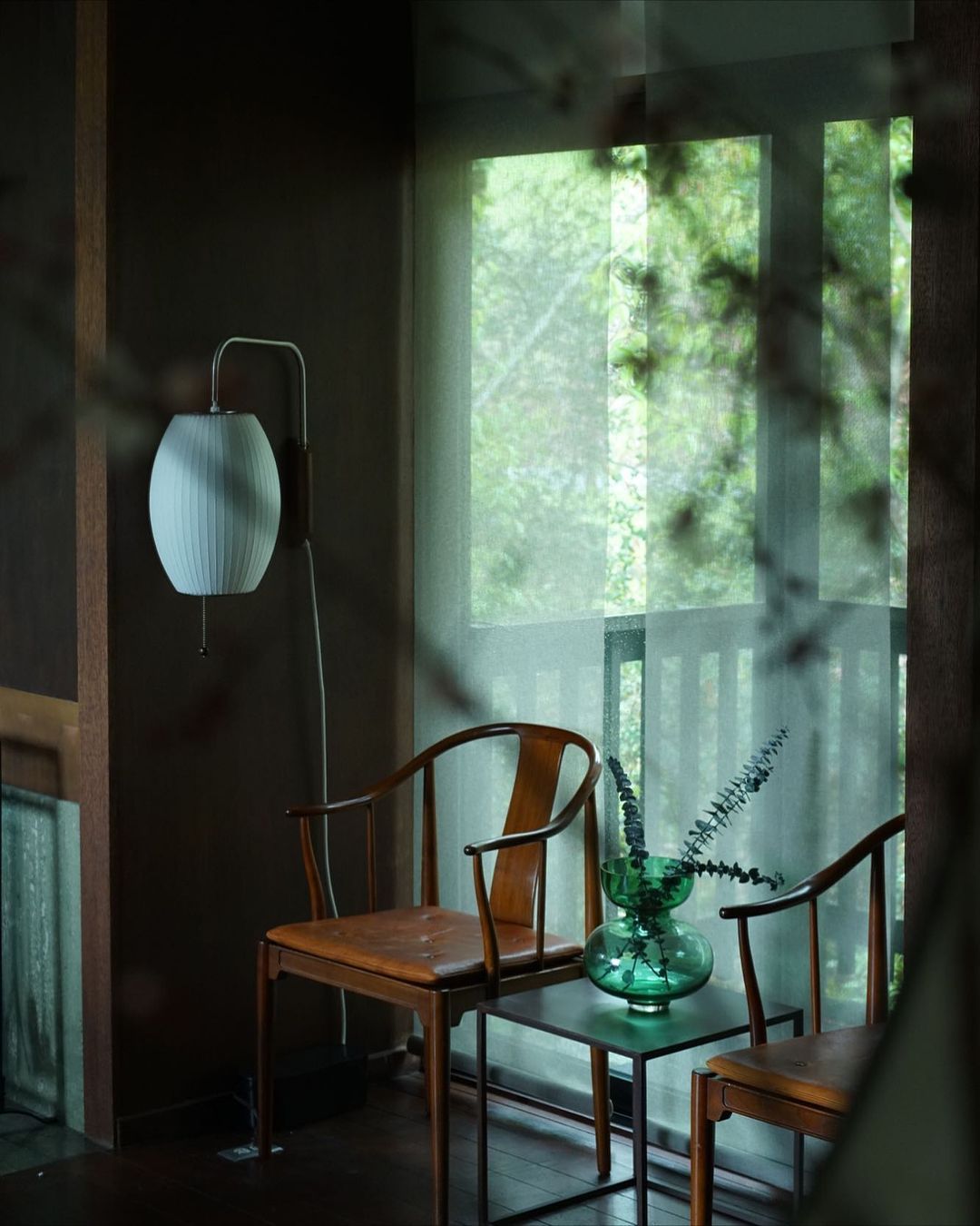 Wandleuchte mit Stecker, schwenkbarer Halterung & Milchglasschirm – 40,6 cm Höhe, 150 cm Kabel – Verstellbare Akzentbeleuchtung für Schlaf- & Wohnzimmer | Thomler
