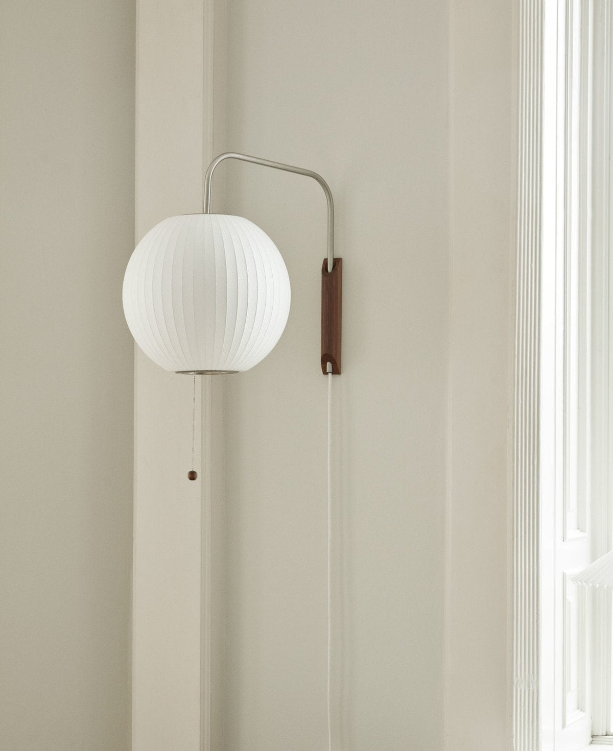 Wandleuchte mit Stecker, schwenkbarer Halterung & Milchglasschirm – 40,6 cm Höhe, 150 cm Kabel – Verstellbare Akzentbeleuchtung für Schlaf- & Wohnzimmer | Thomler