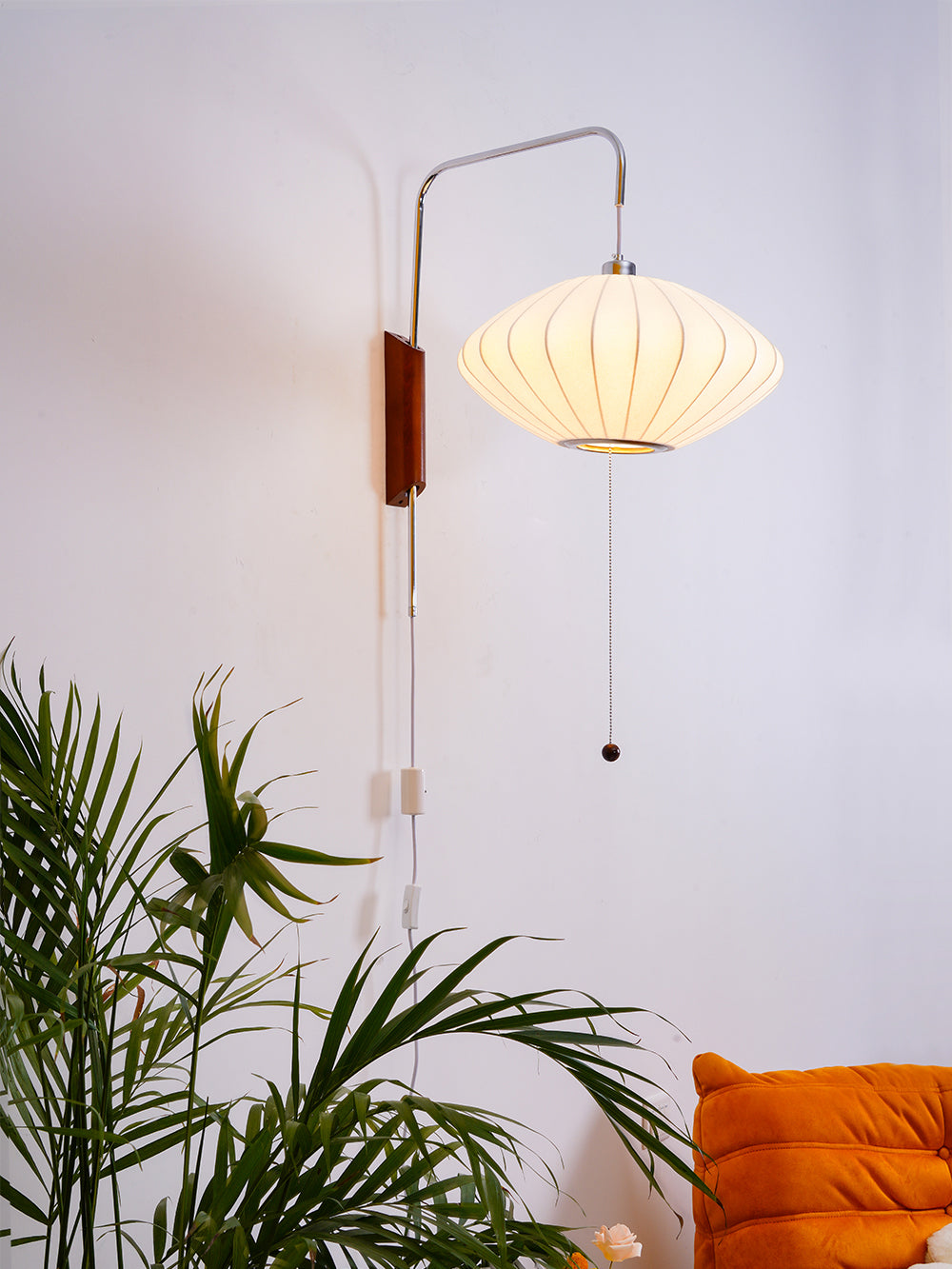 Wandleuchte mit Stecker, schwenkbarer Halterung & Milchglasschirm – 40,6 cm Höhe, 150 cm Kabel – Verstellbare Akzentbeleuchtung für Schlaf- & Wohnzimmer | Thomler