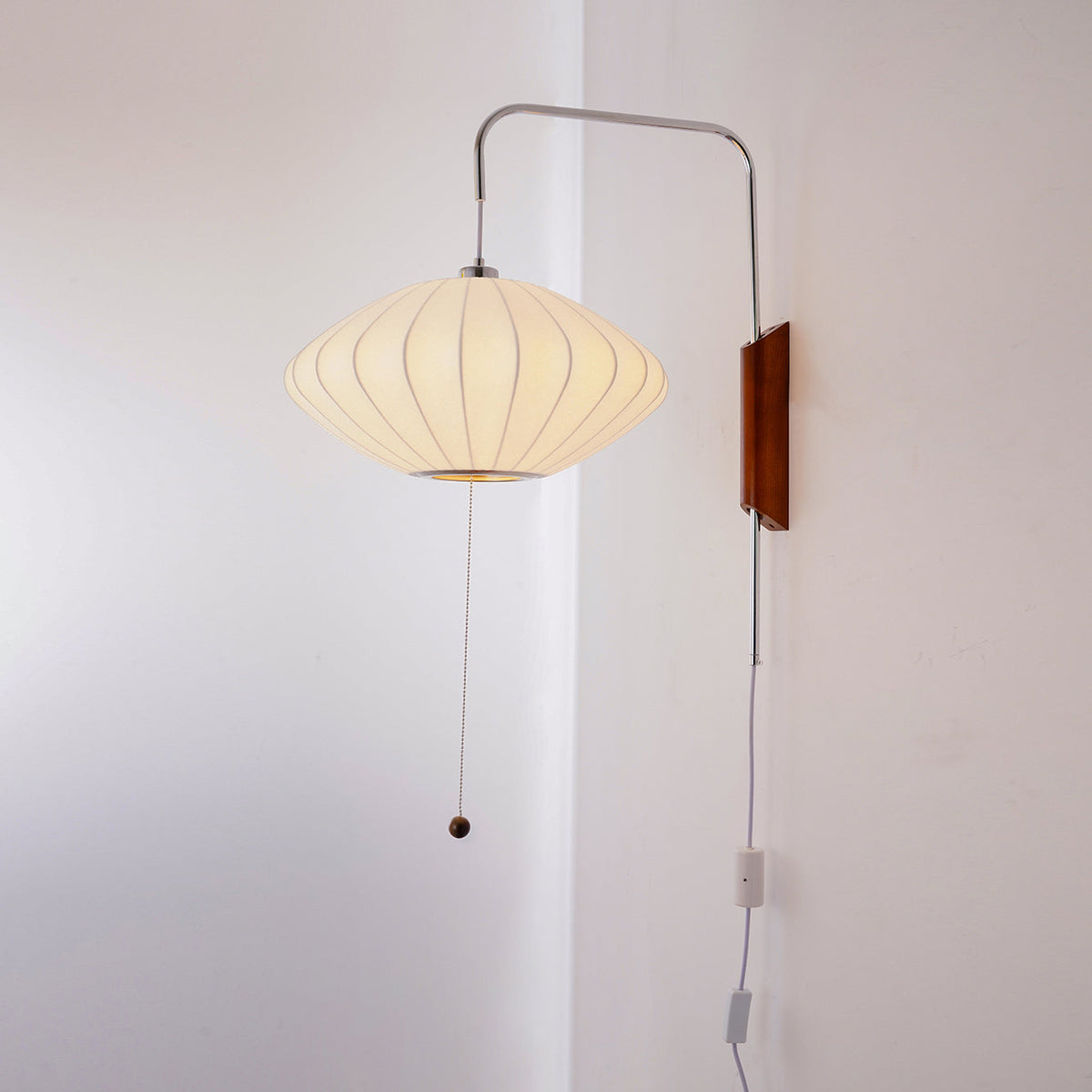 Wandleuchte mit Stecker, schwenkbarer Halterung & Milchglasschirm – 40,6 cm Höhe, 150 cm Kabel – Verstellbare Akzentbeleuchtung für Schlaf- & Wohnzimmer | Thomler