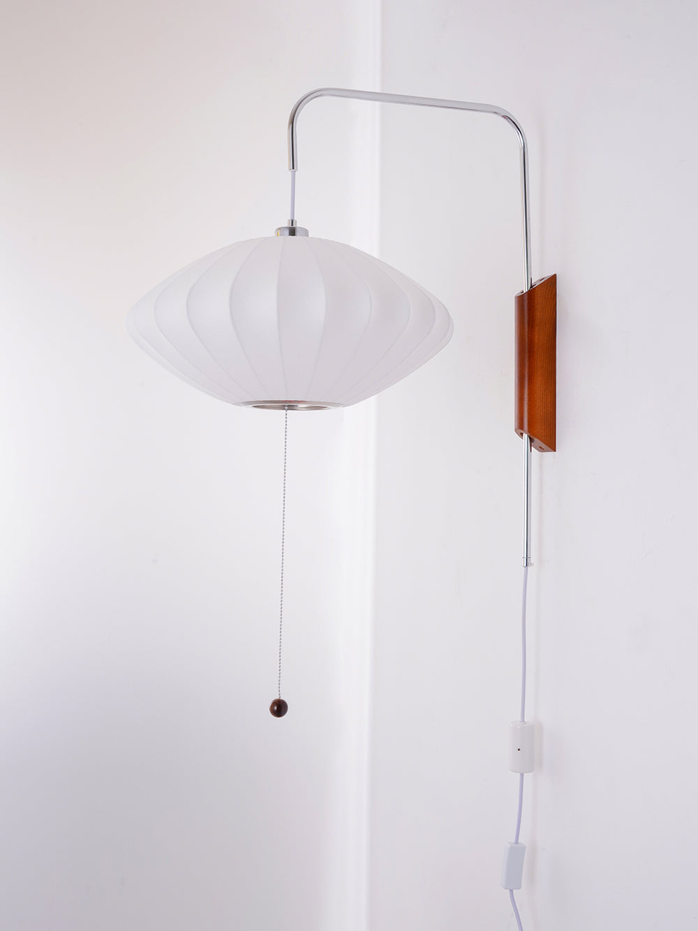 Wandleuchte mit Stecker, schwenkbarer Halterung & Milchglasschirm – 40,6 cm Höhe, 150 cm Kabel – Verstellbare Akzentbeleuchtung für Schlaf- & Wohnzimmer | Thomler
