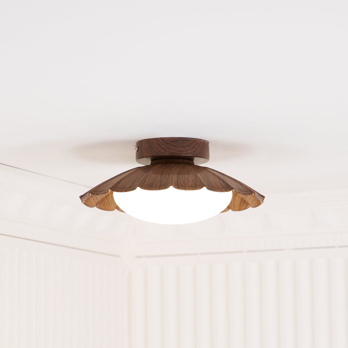 Lámpara de techo LED de montaje empotrado de 9.8 pulg. de metal y polímero con diseño festoneado, luz blanca cálida 3000K para dormitorio, sala de estar, pasillo, pared o techo, apta para lugares húmedos | Thomler