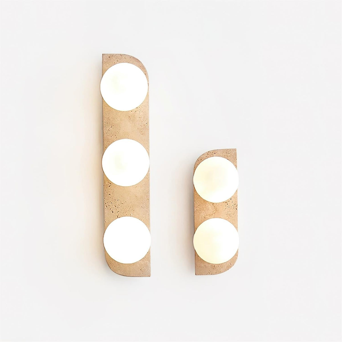Wandleuchte aus Naturstein mit Glaskugel, G9-Fassung, beige, neutrales Ambiente-Licht für Eingangsbereich, Badezimmer, Schlafzimmer, modernes minimalistisches Wohndesign | Thomler