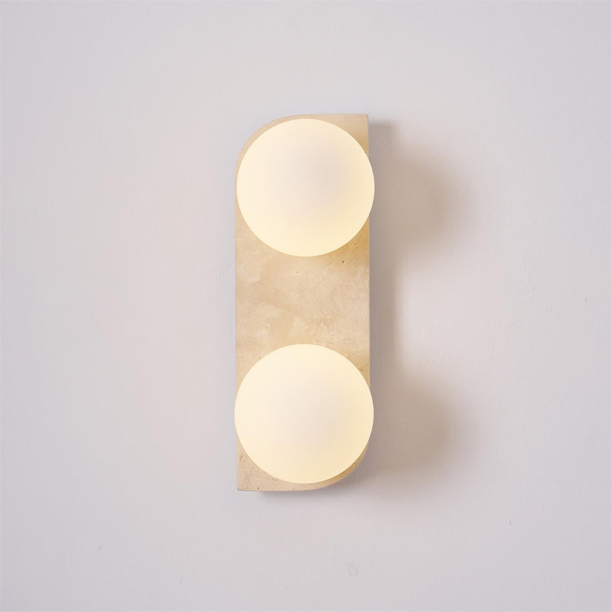 Wandleuchte aus Naturstein mit Glaskugel, G9-Fassung, beige, neutrales Ambiente-Licht für Eingangsbereich, Badezimmer, Schlafzimmer, modernes minimalistisches Wohndesign | Thomler