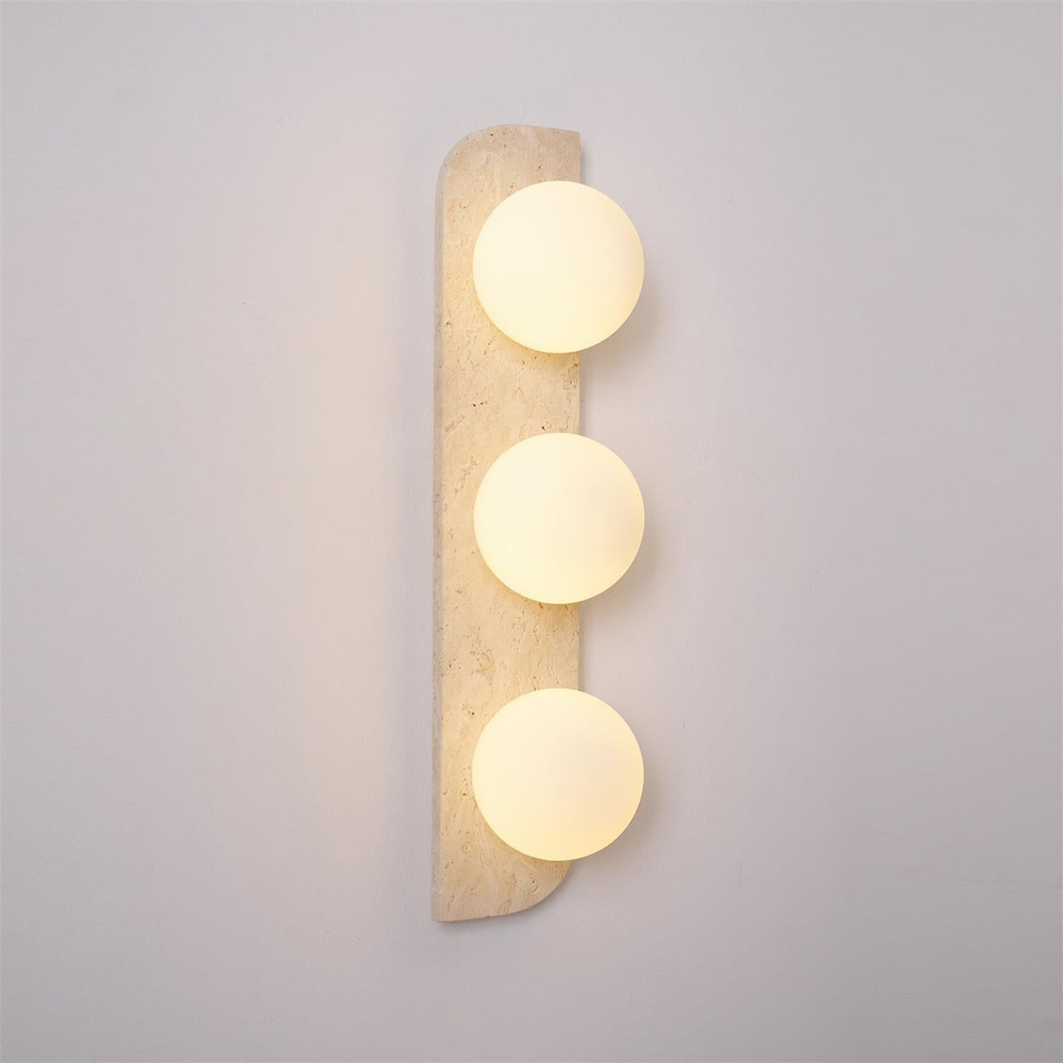 Wandleuchte aus Naturstein mit Glaskugel, G9-Fassung, beige, neutrales Ambiente-Licht für Eingangsbereich, Badezimmer, Schlafzimmer, modernes minimalistisches Wohndesign | Thomler